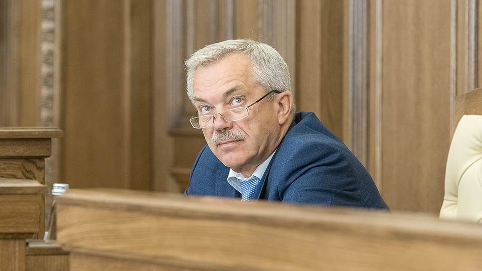Губернатор Белгородской области Евгений Савченко на заседании облдумы.  Сентябрь 2015 года