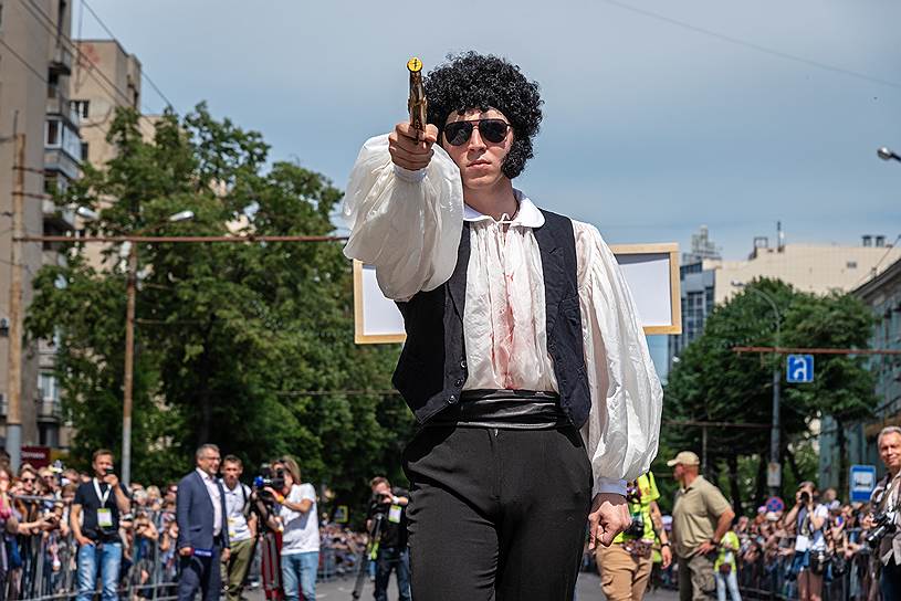 Театральный парад-дуэль "Пушкинские игры" в рамках Платоновского фестиваля прошел по улице Кирова.