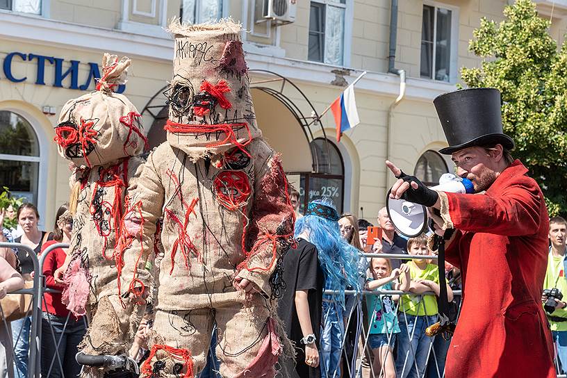 Театральный парад-дуэль "Пушкинские игры" в рамках Платоновского фестиваля прошел по улице Кирова.