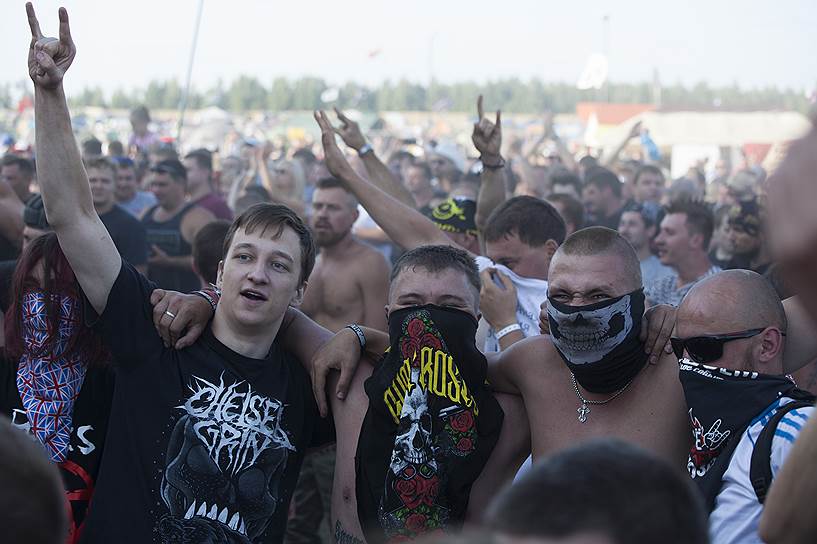 Роль панк-рокера господину Ильину, судя по восторгу зрителей, тоже отлично удается. 