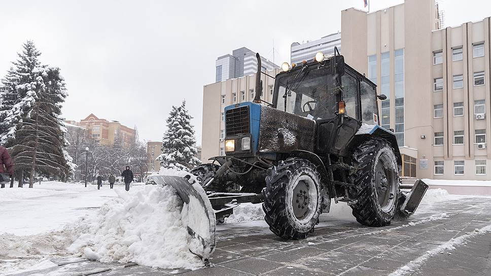 Уборка у здания воронежской областной думы.