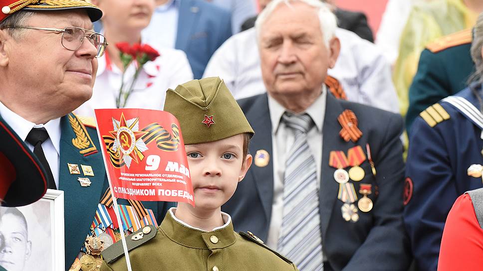 Несмотря на дождливую погоду, площадь Ленина была заполнена воронежцами