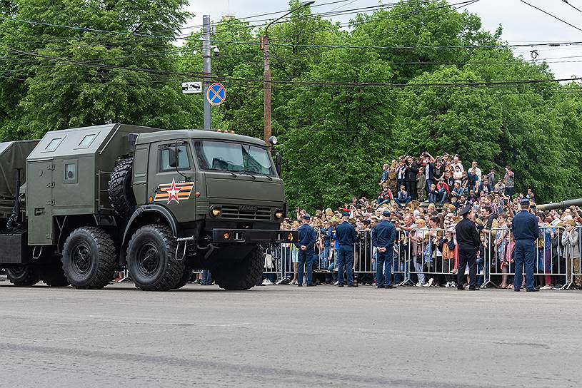 Бронеавтомобиль перед выездом с площади Ленина