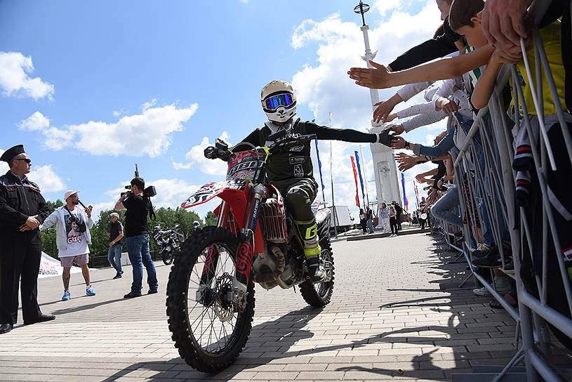 Шоу летающих мотоциклов от спортсменов FMX