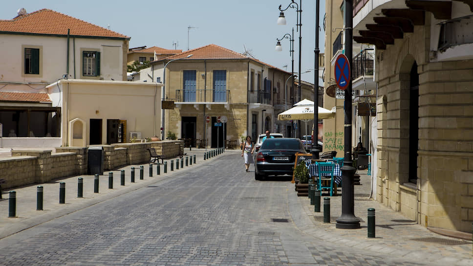 Ларнака — оживленный портовый город, известный своими прибрежными барами. 
