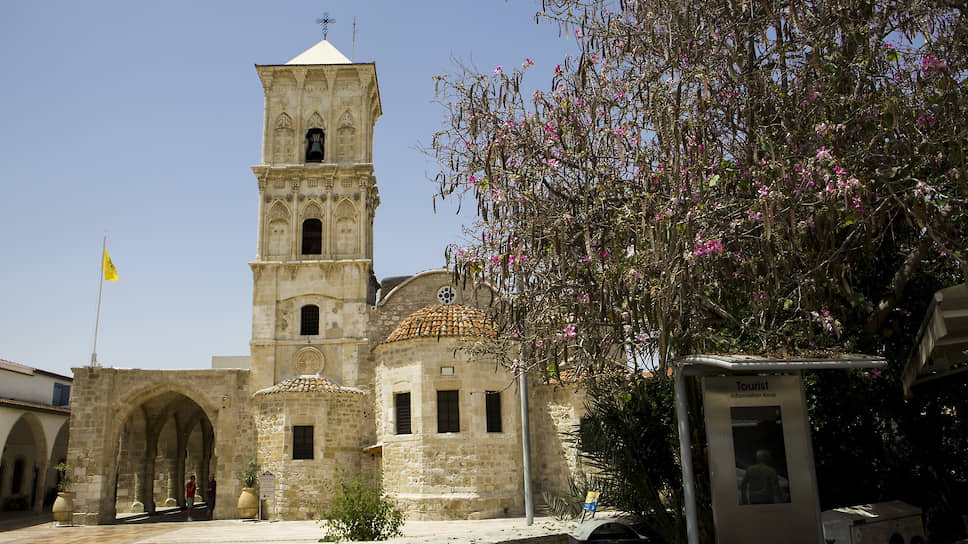 Церковь Святого Лазаря в Ларнаке - восстановленная византийская каменная церковь IX века с золотым иконостасом.