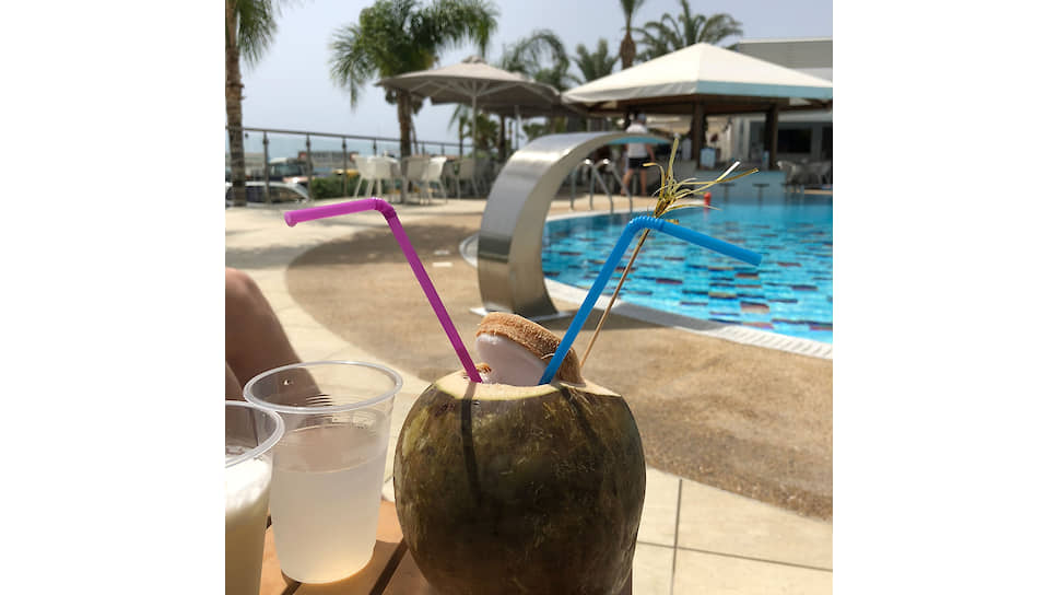 Коктейль в кокосе или ананасе — непременный атрибут киприотского отпускника. Внутренности плода, послужившего емкостью для напитка, приносят в отдельном стаканчике.