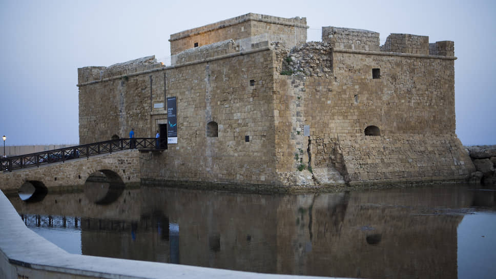 Пафосский замок - без замка-крепости на побережье не обходится ни один город Кипра, наверное. За время существования служил крепостью, тюрьмой и даже складом соли во время британской оккупации острова.