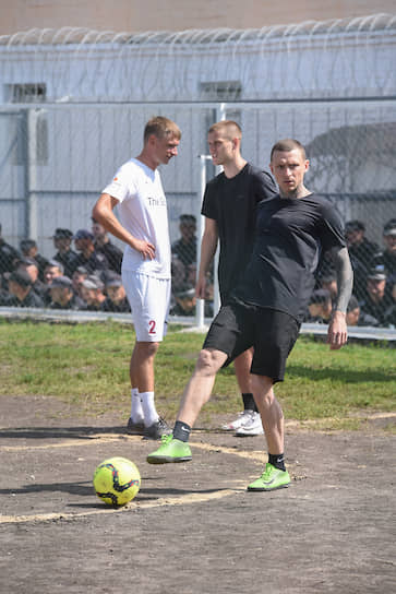 Бывшие футболисты сборной России Александр Кокорин (в центре) и Павел Мамаев (справа) перед началом футбольного матча 