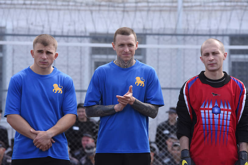 Бывший футболист сборной России Павел Мамаев (в центре) перед началом футбольного матча