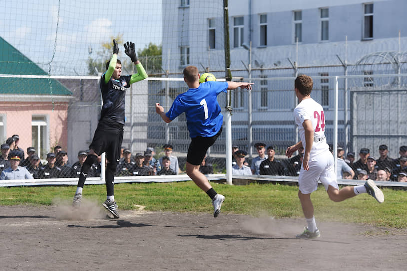 Бывший футболист сборной России Александр Кокорин (в центре) во время футбольного матча