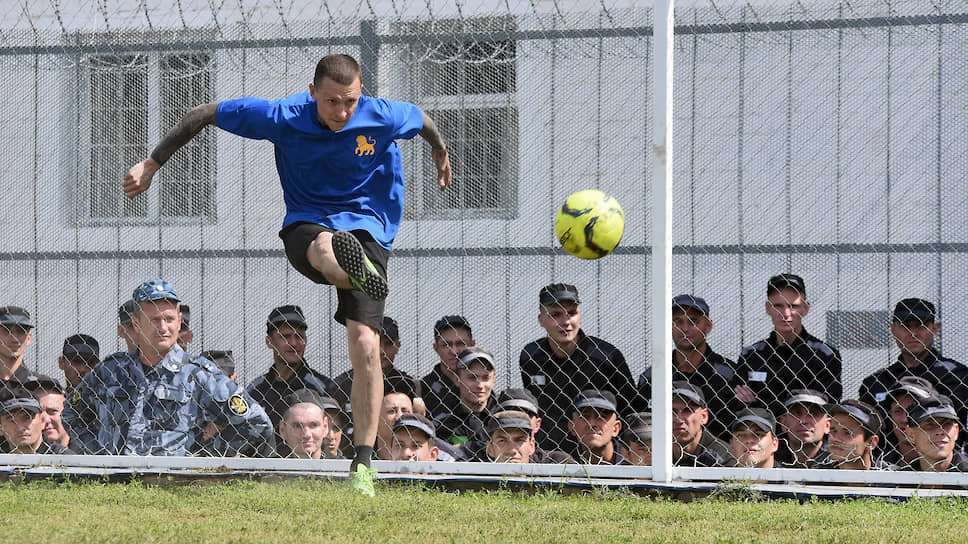 Бывший футболист сборной России Павел Мамаев во время футбольного матча