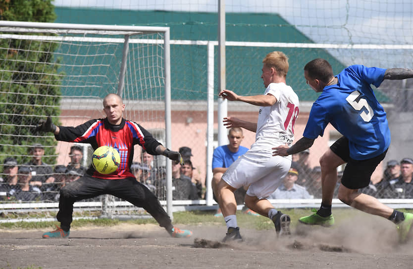 Бывший футболист сборной России Павел Мамаев (справа) во время футбольного матча