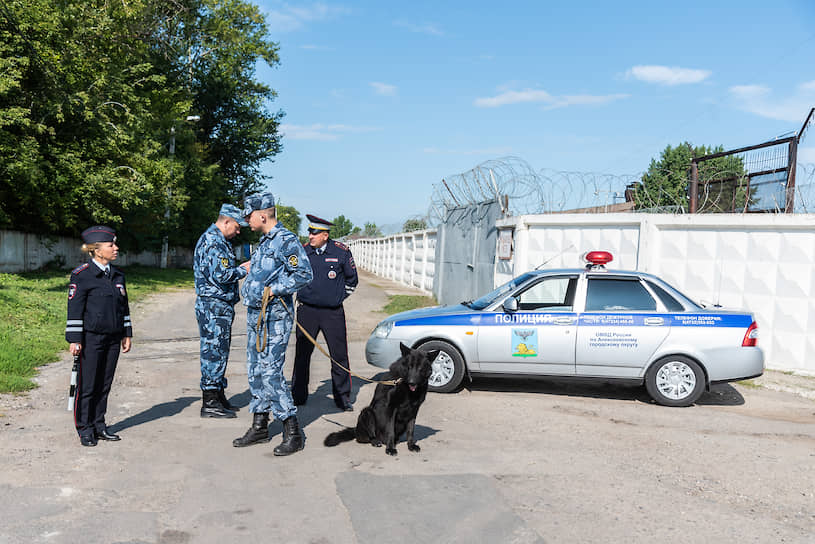 С раннего утра проезд к ИК-4 перекрывали машина полиции и вооруженные сотрудники ФСИН, усиленные черной немецкой овчаркой