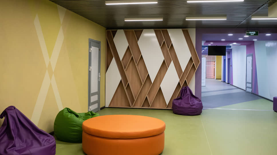 Интерьер коридора в бобровском образовательном центре «Лидер» имени Алексея Гордеева