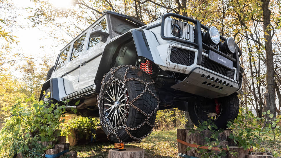 Mercedes-Benz G500 4x4 имеет дорожный просвет 450 мм и может форсировать брод метровой глубины