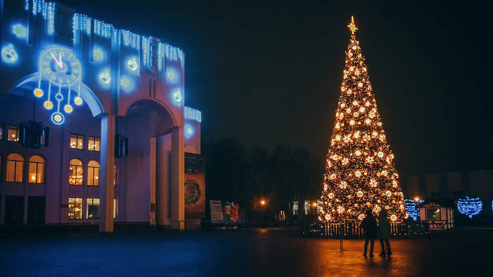 Главная курская елка в этом году переехала с Красной площади на Театральную. Светомузыкальная новогодняя ель высотой 15 метров и стоимостью 3,8 млн рублей куплена за деньги «Фармстандарт-Лексредства»