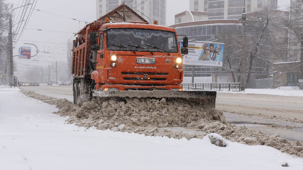 Декабрь 2018 года. Коммунальные службы чистят дороги в Воронеже во время снегопада