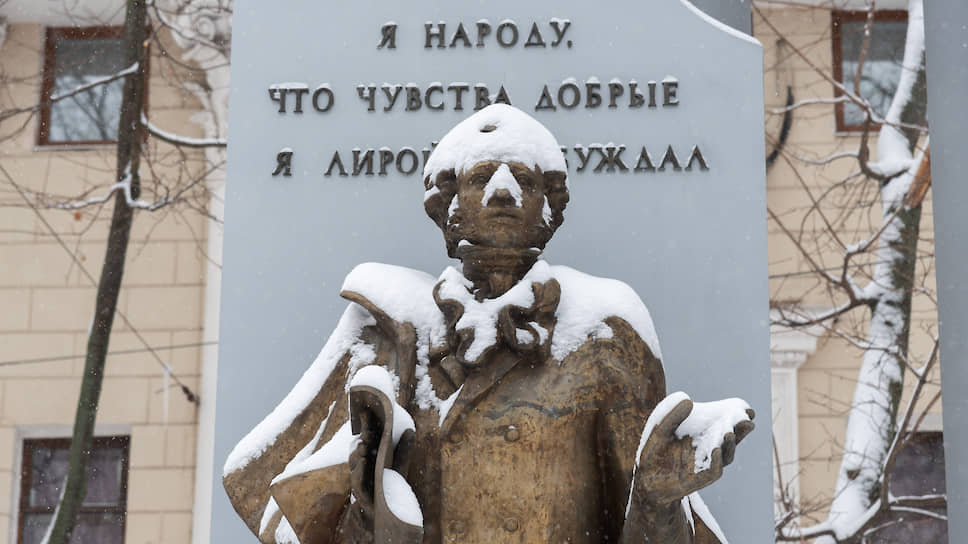 Декабрь 2018 года. Занесенный снегом памятник поэту Александру Пушкину в Воронеже