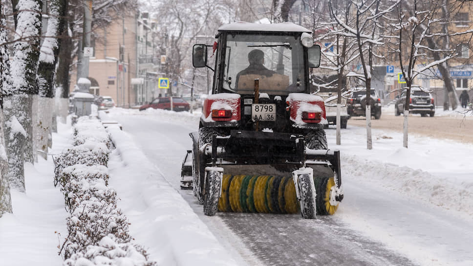 Декабрь 2018 года. Трактор коммунальных служб во время очистки тротуаров от снега во время снегопада в центре Воронежа