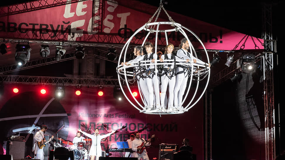 В 2019 году фестиваль открылся на Адмиралтейской площади бесплатным уличным шоу Kaosmos испанского высотного театра Grupo Puja! Такой формат стал одним из пожеланий Александра Гусева, предлагавшего сделать открытие более массовым и ярким
