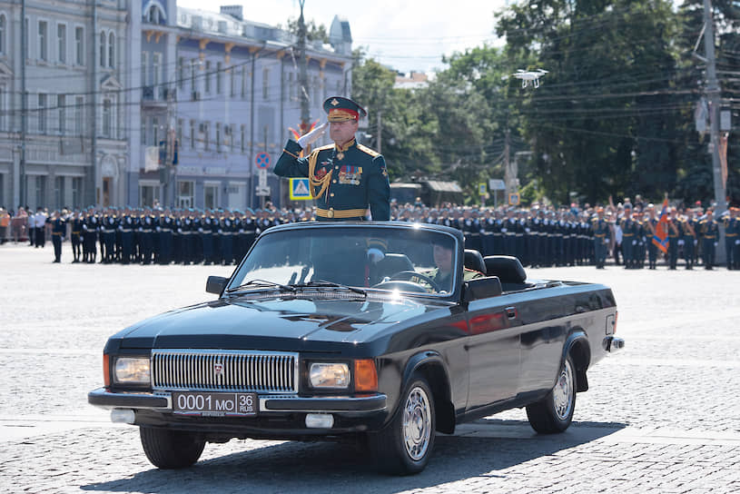 Командовал парадом заместитель начальника Военно-воздушной академии имени профессора Н.Е. Жуковского и Ю.А. Гагарина генерал-майор Александр Нагалин