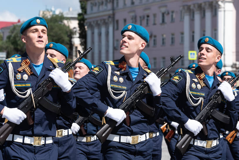 Прохождение парадных расчетов по площади Ленина