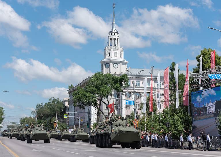 Прохождение боевой техники по площади Ленина