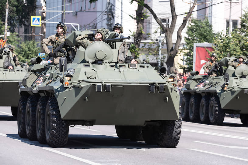 Прохождение боевой техники по площади Ленина