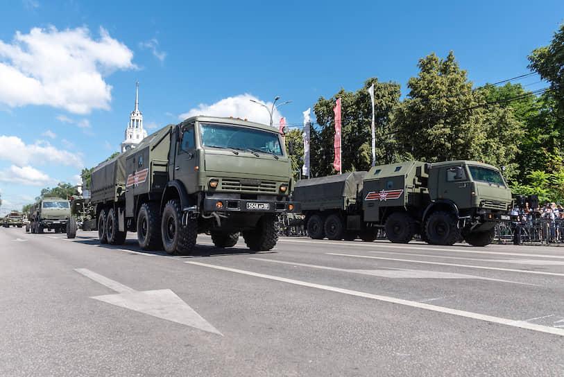 Прохождение боевой техники по площади Ленина