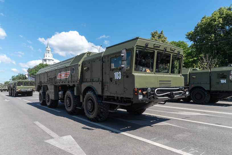 Прохождение боевой техники по площади Ленина