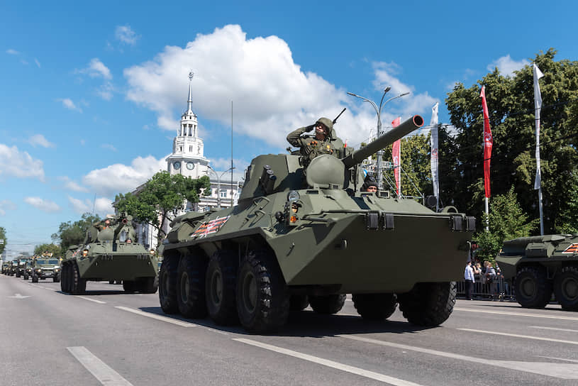 Прохождение боевой техники по площади Ленина