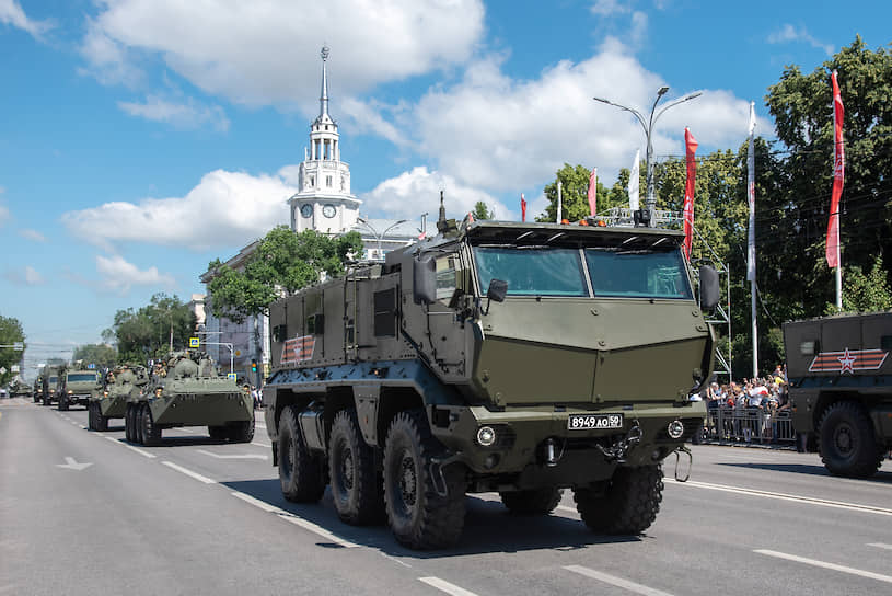 Прохождение боевой техники по площади Ленина