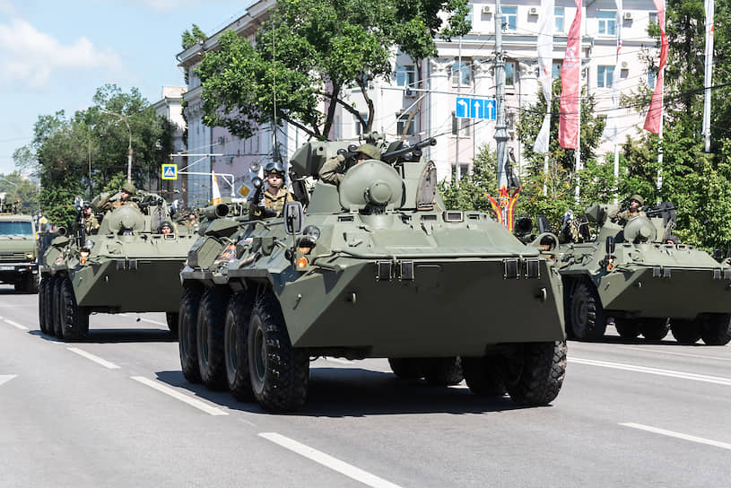 Прохождение боевой техники по площади Ленина