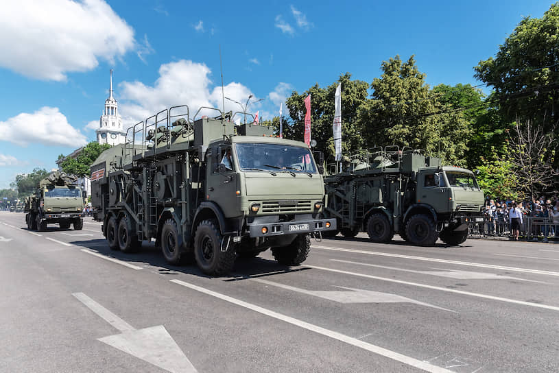 Прохождение боевой техники по площади Ленина