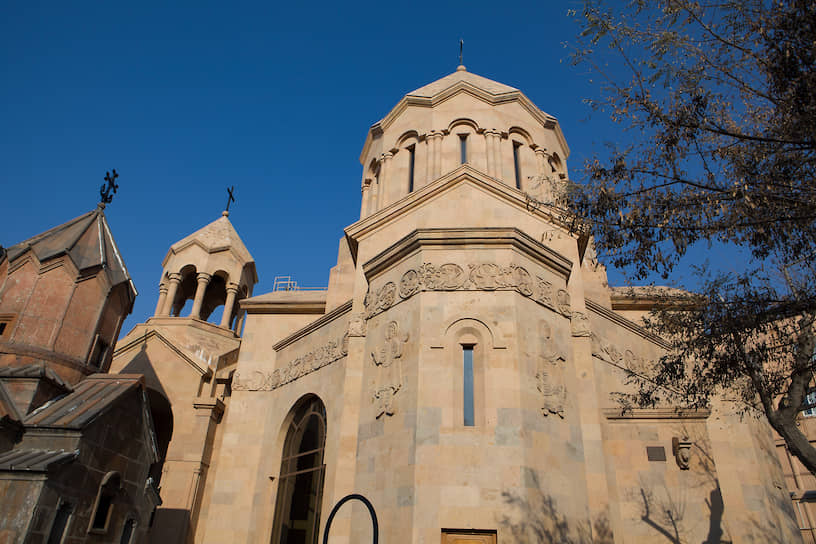 Церковь Святой Богородицы Катогике, 1264 г. Расположена в самом центре Еревана — на пересечении проспекта Саят-Новы и улицы Абовяна.