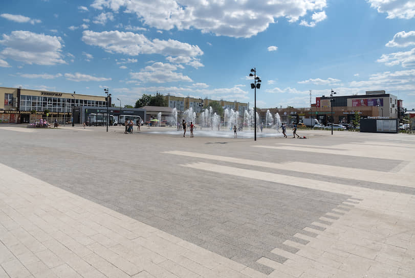 В рамках проекта на площади появились антивандальные лавочки, плитка, элементы озеленения, ливневая канализация, сухой фонтан и капсула времени