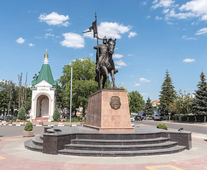 26 октября 2019 состоялось торжественное открытие обновленной площади Мира и памятника основателю села Новая Усмань воеводе Борису Собакину