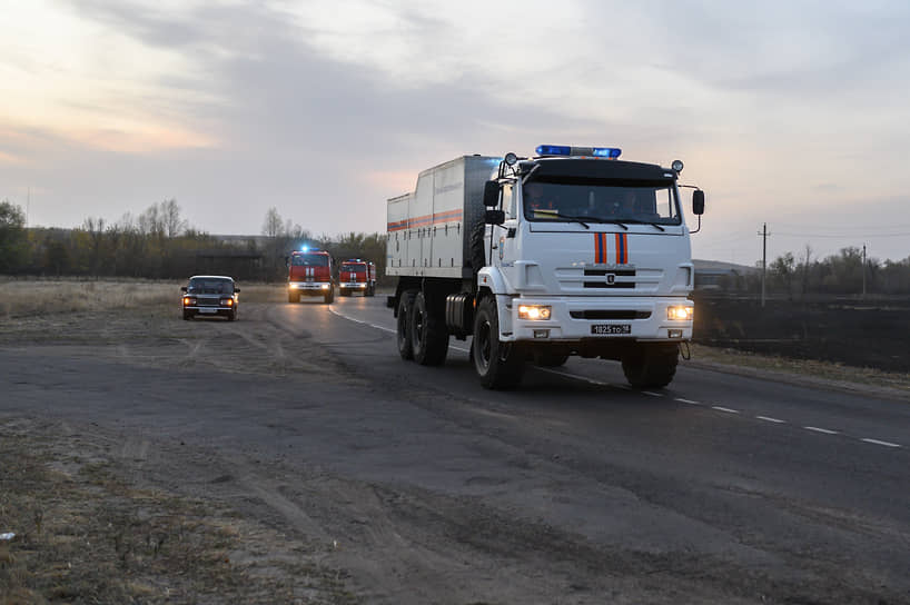 На борьбу с огнем в Павловский район Воронежской области приехали пожарные из Тульской и соседней Липецкой областей.