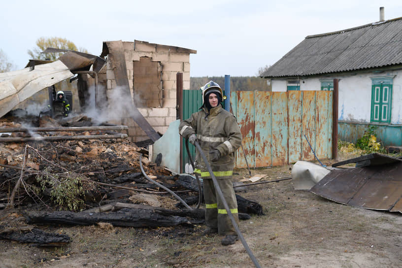 Уставшие пожарные из Липецка, Задонска, Хлевного, Данкова, Чаплыгина разматывали рукава к пепелищам, раскинутым среди домов
