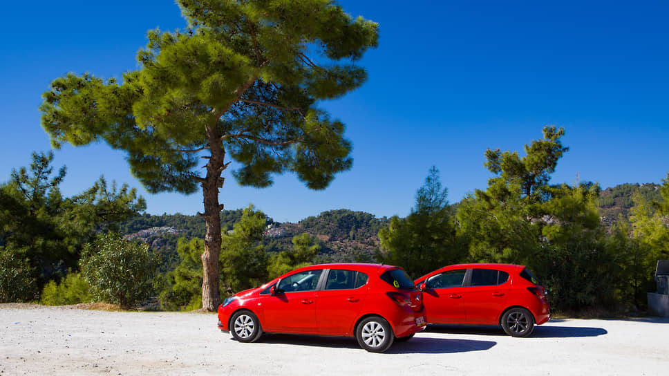 Два красных автомобиля Opel Corsa на смотровой площадке у трассы, на которых нам предстояло проехать более 1,5 тыс. км — от Антальи до Стамбула.