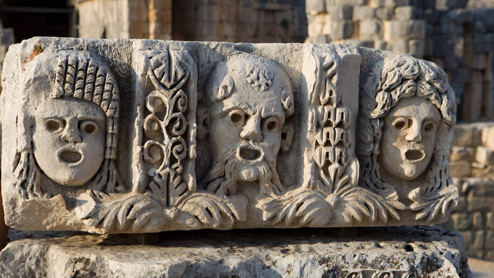 Город Мира был расположен в 5 км от берега Средиземного моря. От города сохранились развалины греко-римского театра и высеченные в скалах гробницы.