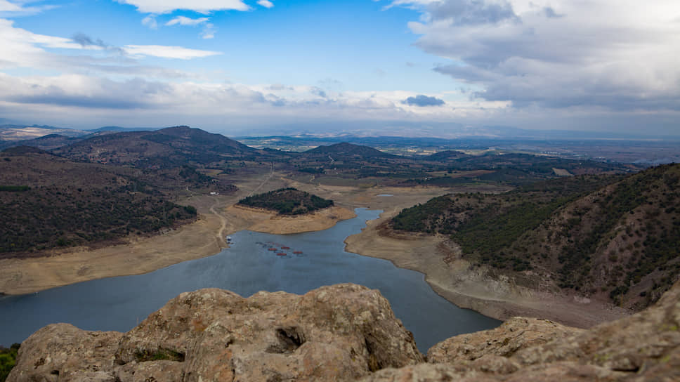 Вид на озеро с вершины горы, на которой расположен древний город Пергам.