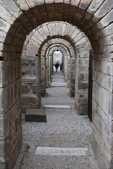 Под храмом Траяна в Пергаме находятся катакомбы, которые имеют сквозной проход.