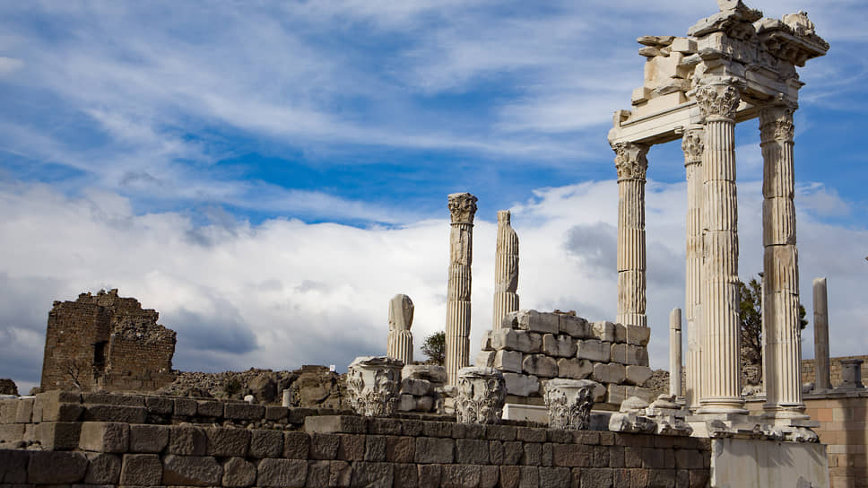 Руины Пергама находятся на северо-западной окраине современного города Бергама в Турции, в 26 км от Эгейского моря.