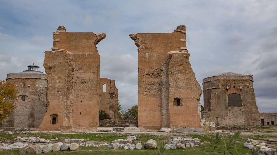 Руины Красной Базилики — монументального разрушенного храма в Пергаме, посвященного египетской богине Исиде.