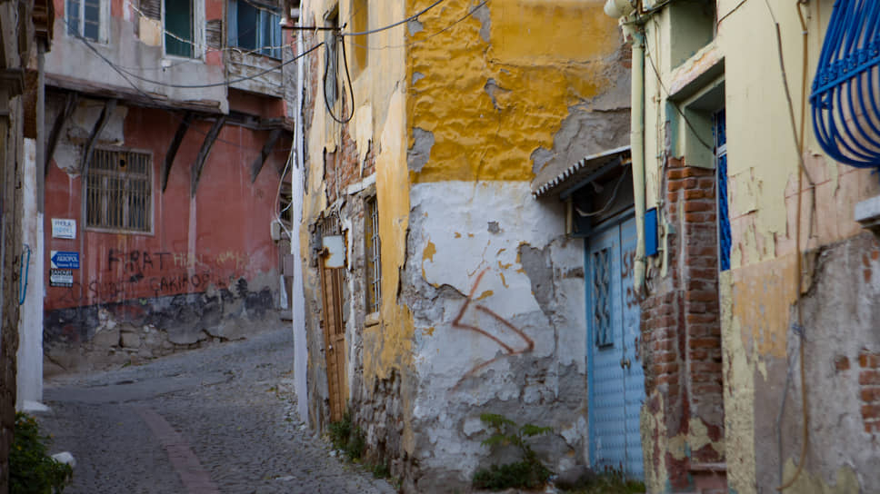 Ветхие заброшенные дома в турецкой Бергаме — чем ближе к Пергаму, тем пустыннее.