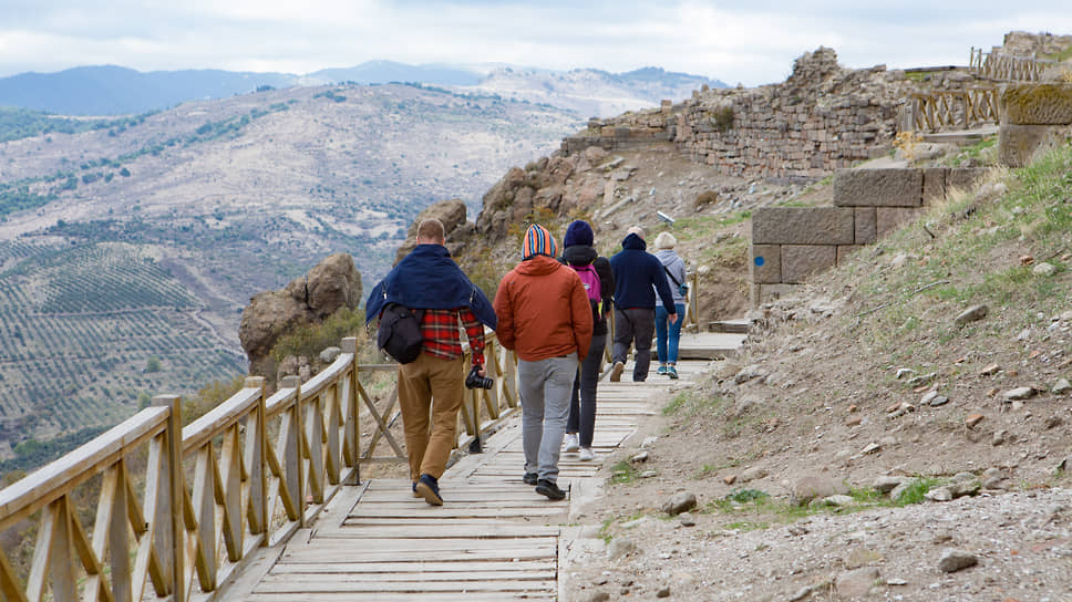 Собираясь на прогулку по древнему Пергаму в ноябре, не забудьте куртки: ветер здесь довольно сильный.