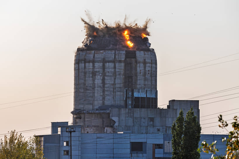 27 сентября. Одна из нескольких попыток демонтировать взрывом купол реактора недостроенной Воронежской атомной станции теплоснабжения (ВАСТ). Всего снос объекта стоит 753 млн руб.