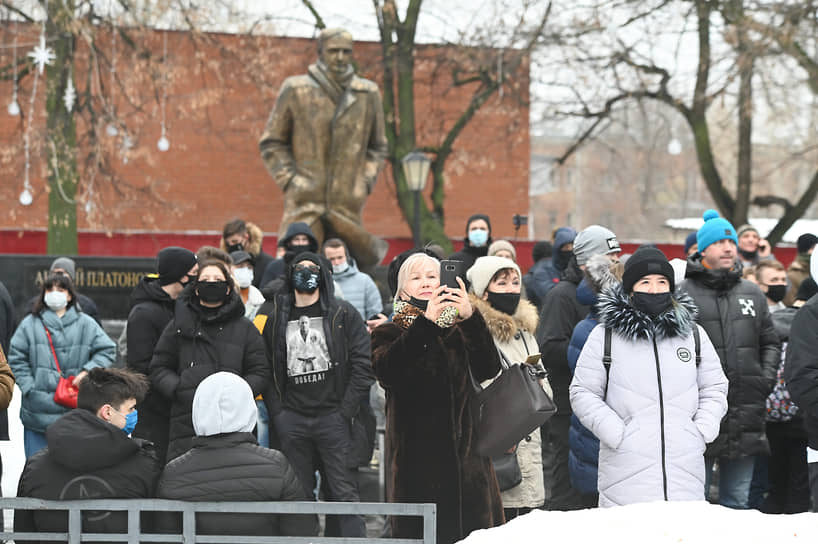 Примерно с 13:30 участники акции собирались у памятника писателю и журналисту Андрею Платонову на проспекте Революции — главной улице города.